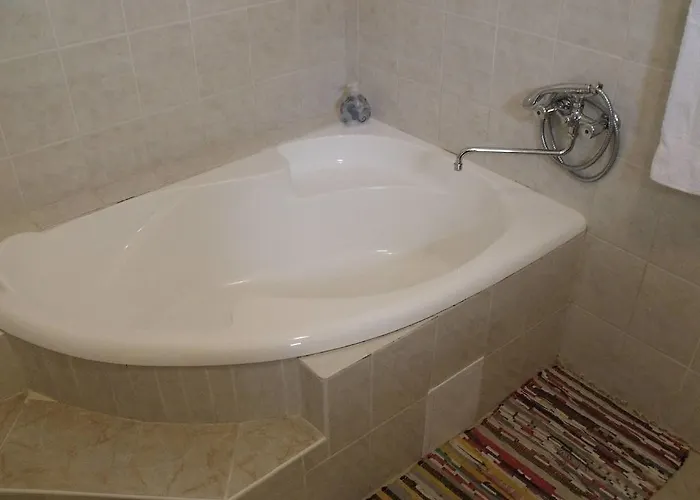 Apartmanhaz * בלטונפנבש